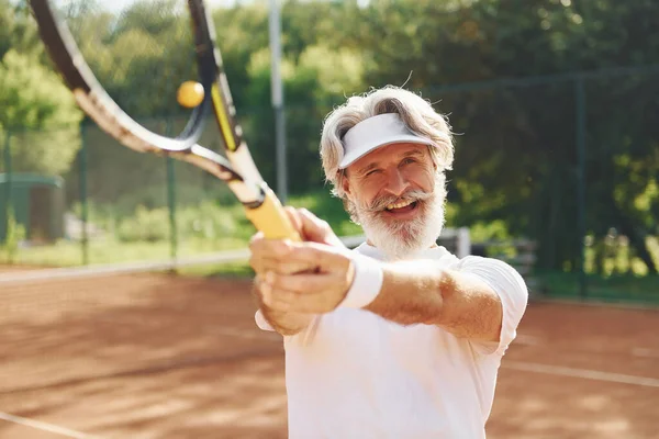 Speel Een Spelletje Senioren Moderne Stijlvolle Man Met Racket Buiten — Stockfoto