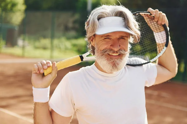 Senioren Moderne Stijlvolle Man Met Racket Buiten Tennisbaan Overdag — Stockfoto