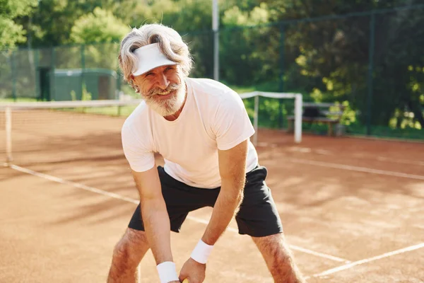 Speel Een Spelletje Senioren Moderne Stijlvolle Man Met Racket Buiten — Stockfoto