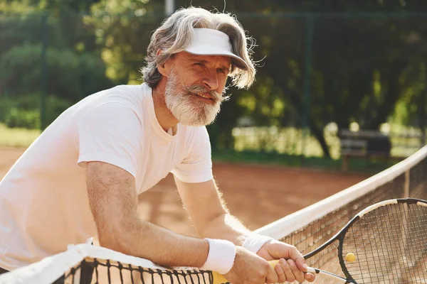 Senioren Moderne Stijlvolle Man Met Racket Buiten Tennisbaan Overdag — Stockfoto