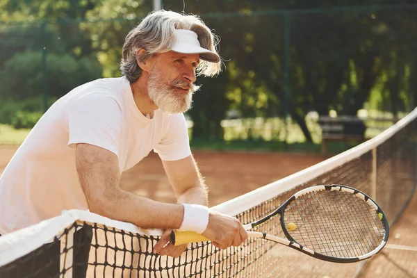 Senioren Moderne Stijlvolle Man Met Racket Buiten Tennisbaan Overdag — Stockfoto