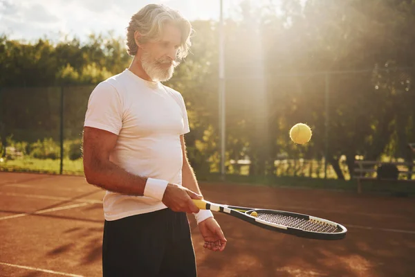Training Tijd Senioren Moderne Stijlvolle Man Met Racket Buiten Tennisbaan — Stockfoto
