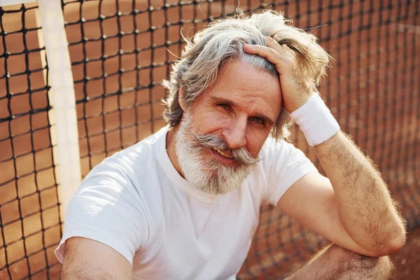 Senior Modern Stílusos Férfi Ütő Szabadban Teniszpályán Nappal — Stock Fotó