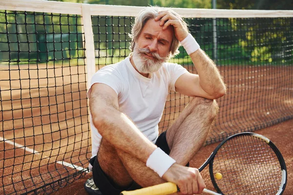 Zit Grond Neemt Pauze Senioren Moderne Stijlvolle Man Met Racket — Stockfoto