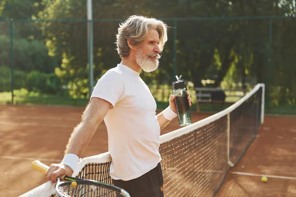 Even Pauzeren Water Drinken Senioren Moderne Stijlvolle Man Met Racket — Stockfoto