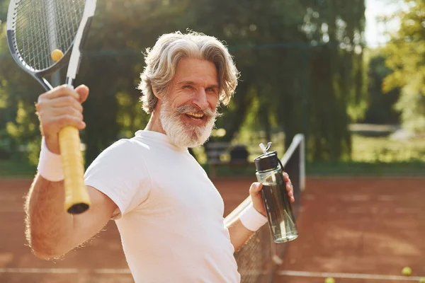 Even Pauzeren Water Drinken Senioren Moderne Stijlvolle Man Met Racket — Stockfoto