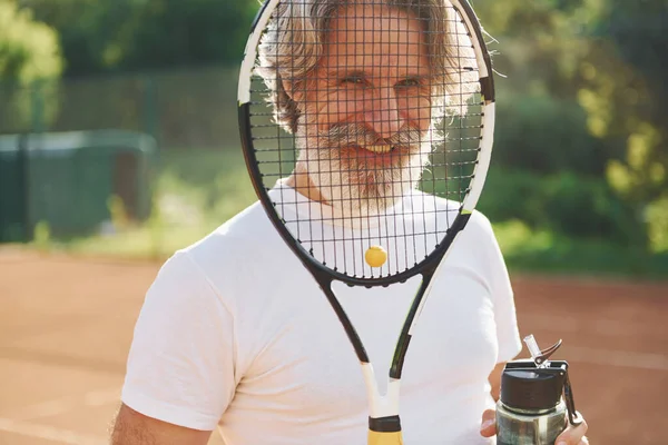 Even Pauzeren Water Drinken Senioren Moderne Stijlvolle Man Met Racket — Stockfoto