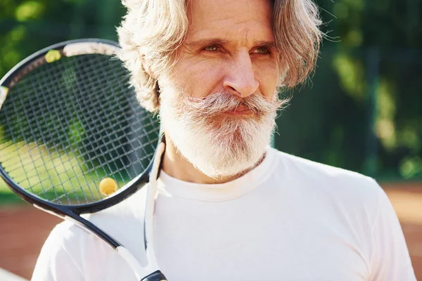 Håller Oväsen Senior Modern Stilren Man Med Racket Utomhus Tennisbana — Stockfoto