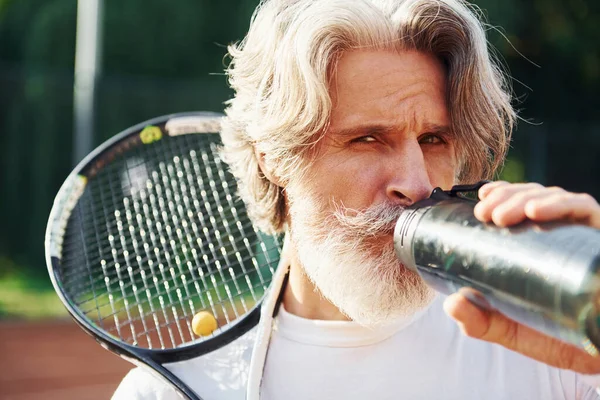 Håller Flaskan Med Vatten Senior Modern Stilren Man Med Racket — Stockfoto