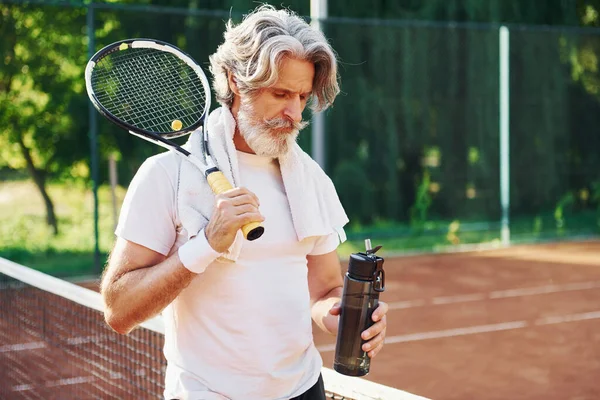 Een Fles Water Vasthouden Senioren Moderne Stijlvolle Man Met Racket — Stockfoto