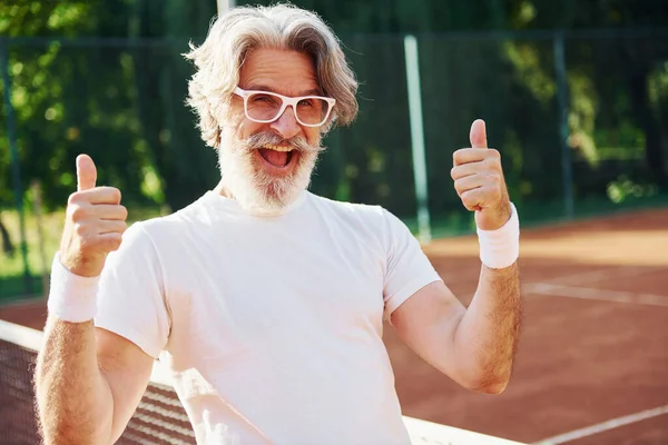 Posando Para Una Cámara Con Gafas Sol Senior Hombre Moderno — Foto de Stock