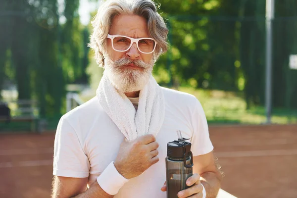 Concepção Moda Com Óculos Sol Sénior Moderno Elegante Homem Livre — Fotografia de Stock