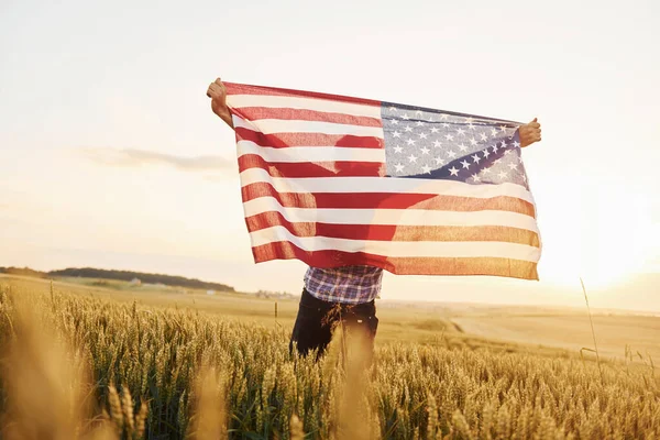 アメリカ国旗を手に持っている 農業分野で灰色の髪とひげを持つ愛国的なシニアスタイリッシュな男 — ストック写真