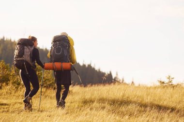 Sevimli genç bir çift. Majestic Karpat Dağları. Dokunulmamış doğanın güzel manzarası.