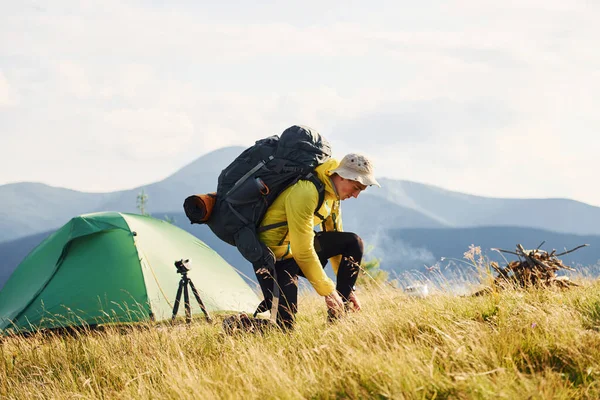 若い男性の旅行者が散歩している 雄大なカルパチア山脈 手付かずの自然の美しい風景 — ストック写真