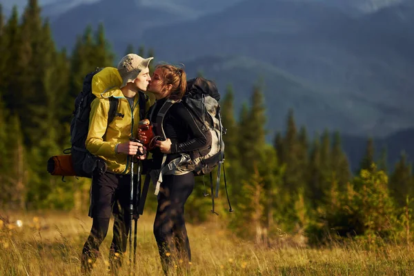 かわいい若いカップル 雄大なカルパチア山脈 手付かずの自然の美しい風景 — ストック写真
