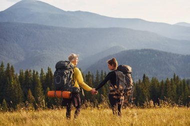 Sevimli genç bir çift. Majestic Karpat Dağları. Dokunulmamış doğanın güzel manzarası.