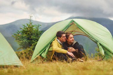 Manzaraya bakıyorum. Majestic Karpat Dağları. Dokunulmamış doğanın güzel manzarası.