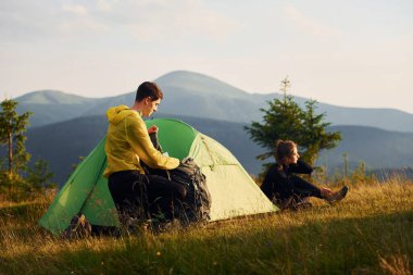 Yeni topraklar keşfeden insanlar. Majestic Karpat Dağları. Dokunulmamış doğanın güzel manzarası.