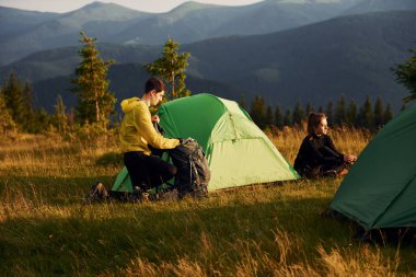 Yeni topraklar keşfeden insanlar. Majestic Karpat Dağları. Dokunulmamış doğanın güzel manzarası.