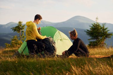 Yeni topraklar keşfeden insanlar. Majestic Karpat Dağları. Dokunulmamış doğanın güzel manzarası.
