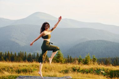 Sportif kadınlar yoga yapmayı sever. Majestic Karpat Dağları. Dokunulmamış doğanın güzel manzarası.