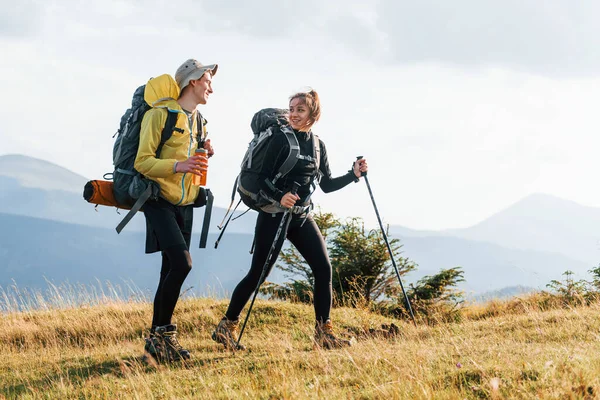 Jovens Bonitos Viajam Juntos Majestosas Montanhas Dos Cárpatos Bela Paisagem — Fotografia de Stock