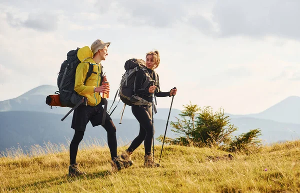 Schöne Junge Leute Reisen Zusammen Majestätische Karpaten Schöne Landschaft Mit — Stockfoto