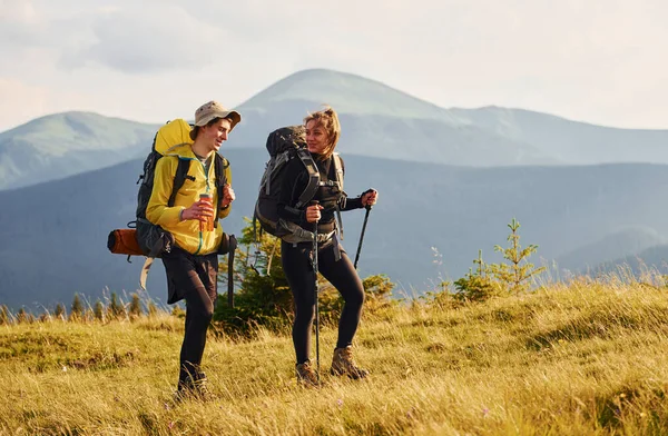 Jovens Bonitos Viajam Juntos Majestosas Montanhas Dos Cárpatos Bela Paisagem — Fotografia de Stock