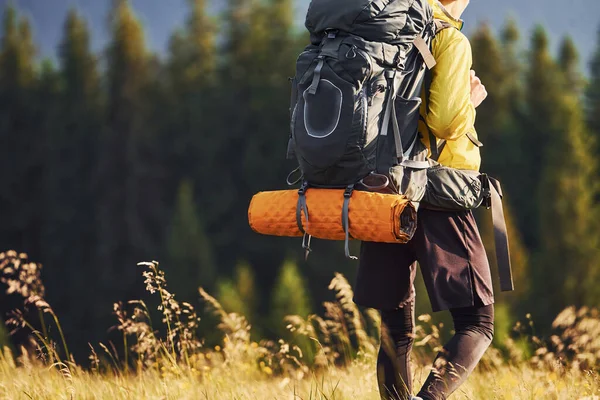 Hombre Viajero Camina Por Las Montañas Hermosa Luz Del Sol — Foto de Stock