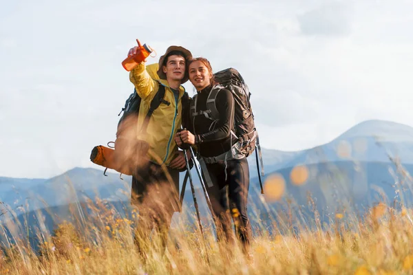 Beautiful Young People Travel Together Majestic Carpathian Mountains Beautiful Landscape — Stock Photo, Image