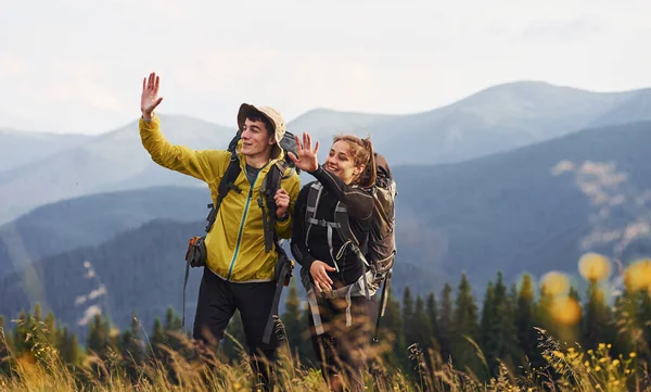 Schöne Junge Leute Reisen Zusammen Majestätische Karpaten Schöne Landschaft Mit — Stockfoto