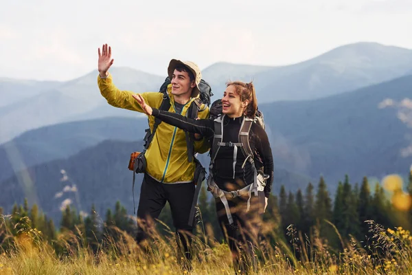 Jovens Bonitos Viajam Juntos Majestosas Montanhas Dos Cárpatos Bela Paisagem — Fotografia de Stock