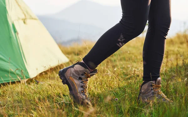 テントの近くに女性の足のビューを閉じます 雄大なカルパチア山脈 手付かずの自然の美しい風景 — ストック写真