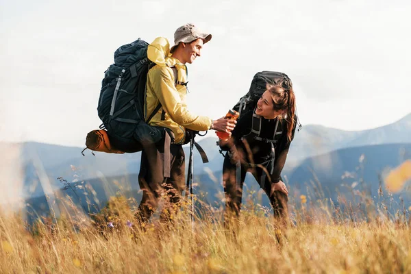 Aventura Juntos Casal Giro Majestosas Montanhas Dos Cárpatos Bela Paisagem — Fotografia de Stock