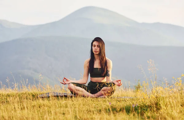 Mooie Jonge Vrouw Die Yoga Oefeningen Doet Majestueuze Karpaten Prachtig — Stockfoto