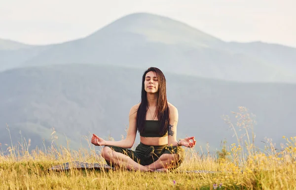 Hermosa Joven Haciendo Ejercicios Yoga Majestuosas Montañas Cárpatas Hermoso Paisaje —  Fotos de Stock