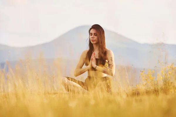 Vacker Ung Kvinna Som Gör Yogaövningar Majestätiska Karpaterna Vackert Landskap — Stockfoto