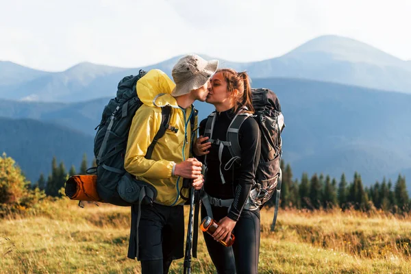 Gemeinsam Ins Abenteuer Nettes Paar Majestätische Karpaten Schöne Landschaft Mit — Stockfoto