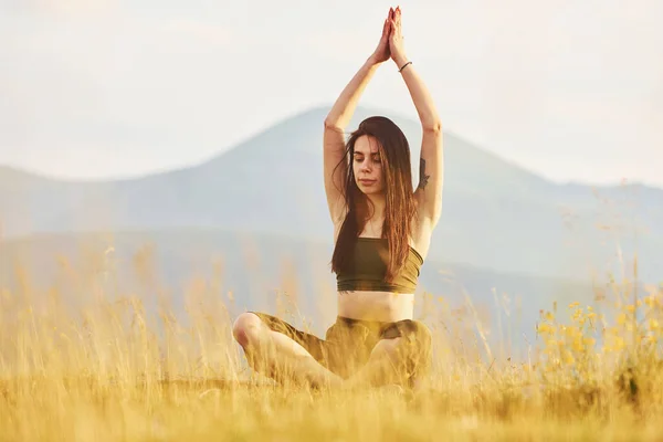 Hermosa Joven Haciendo Ejercicios Yoga Majestuosas Montañas Cárpatas Hermoso Paisaje — Foto de Stock