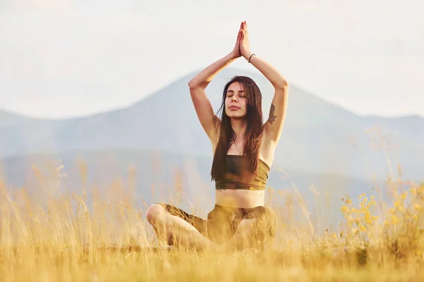 Hermosa Joven Haciendo Ejercicios Yoga Majestuosas Montañas Cárpatas Hermoso Paisaje —  Fotos de Stock