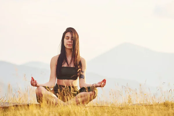 Schöne Junge Frau Macht Yoga Übungen Majestätische Karpaten Schöne Landschaft — Stockfoto