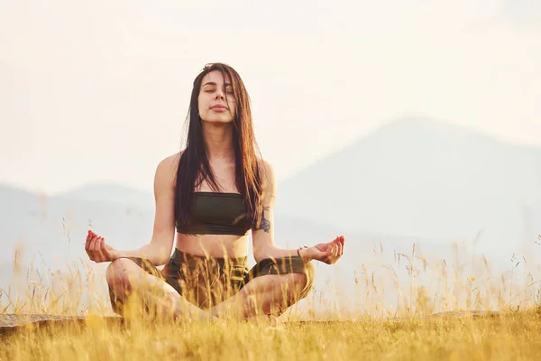 Hermosa Joven Haciendo Ejercicios Yoga Majestuosas Montañas Cárpatas Hermoso Paisaje — Foto de Stock