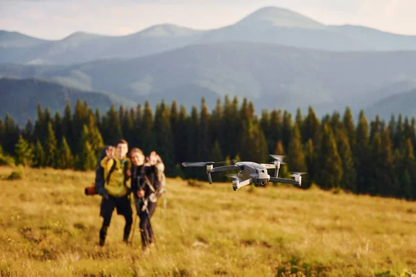 Drone Volando Cerca Viajeros Jóvenes Majestuosas Montañas Cárpatas Hermoso Paisaje — Foto de Stock