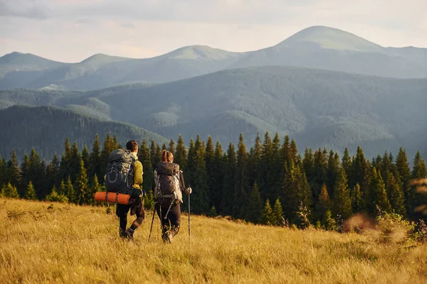 Birlikte Yürüyüş Yapmaktan Zevk Alıyoruz Majestic Karpat Dağları Dokunulmamış Doğanın — Stok fotoğraf