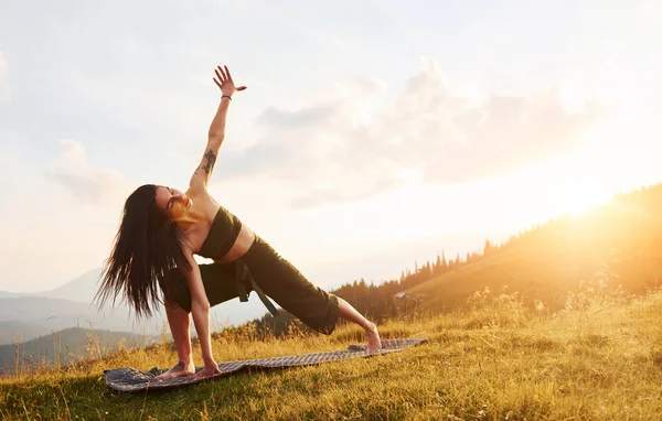 Mujer Deportiva Encanta Hacer Yoga Majestuosas Montañas Cárpatas Hermoso Paisaje —  Fotos de Stock
