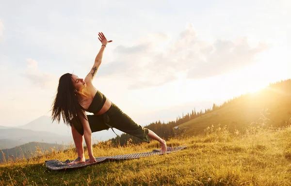 Sportive Woman Loves Doing Yoga Majestic Carpathian Mountains Beautiful Landscape — Stock Photo, Image