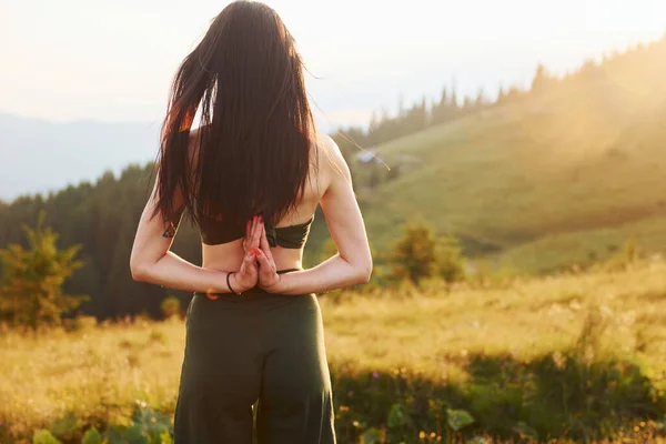 Sportiv Kvinna Älskar Yoga Majestätiska Karpaterna Vackert Landskap Orörd Natur — Stockfoto