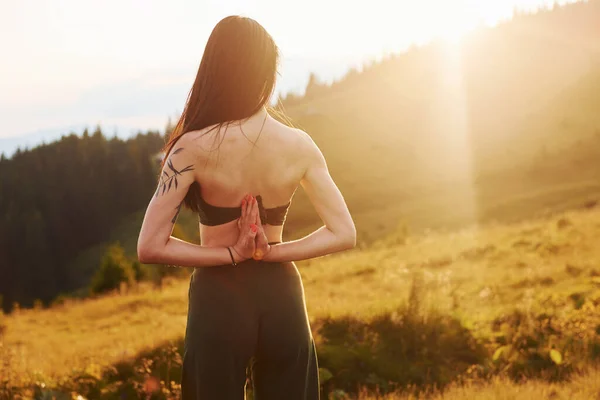 Sportieve Vrouw Houdt Van Yoga Majestueuze Karpaten Prachtig Landschap Van — Stockfoto