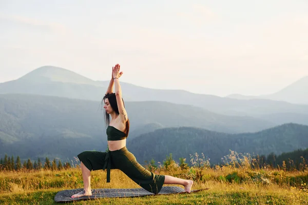 Sportieve Vrouw Houdt Van Yoga Majestueuze Karpaten Prachtig Landschap Van — Stockfoto